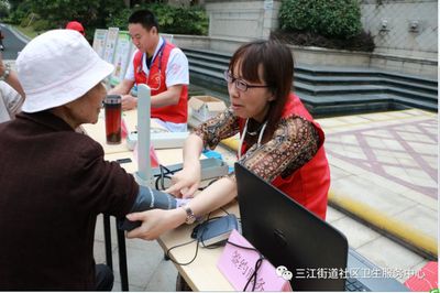 不忘初心，服務(wù)入微———三江街道社區(qū)衛(wèi)生服中心開展“服務(wù)百姓健康行動(dòng)”義診活動(dòng)暨健康咨詢服務(wù)紀(jì)實(shí)
